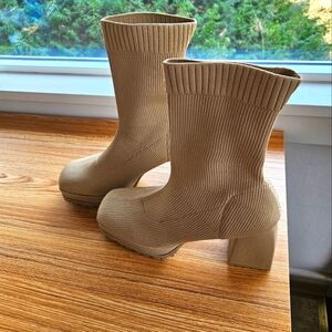 Forever 21 Beige stretchy boots with heel Size 10